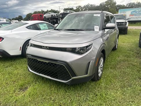 Used 2025 Kia Soul LX FWD image 3
