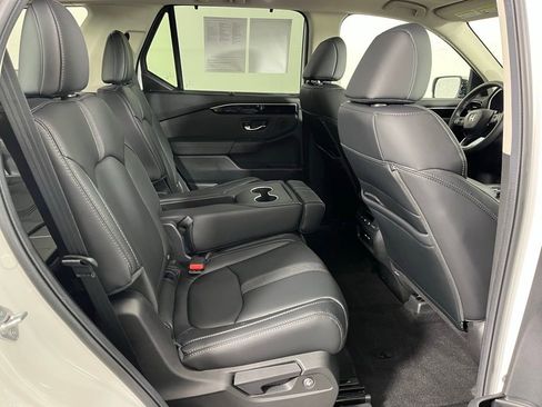 Certified 2025 Honda Pilot Touring image 11