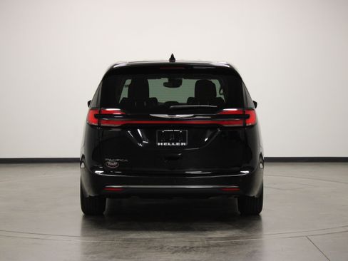 Used 2024 Chrysler Pacifica Touring-L FWD image 7