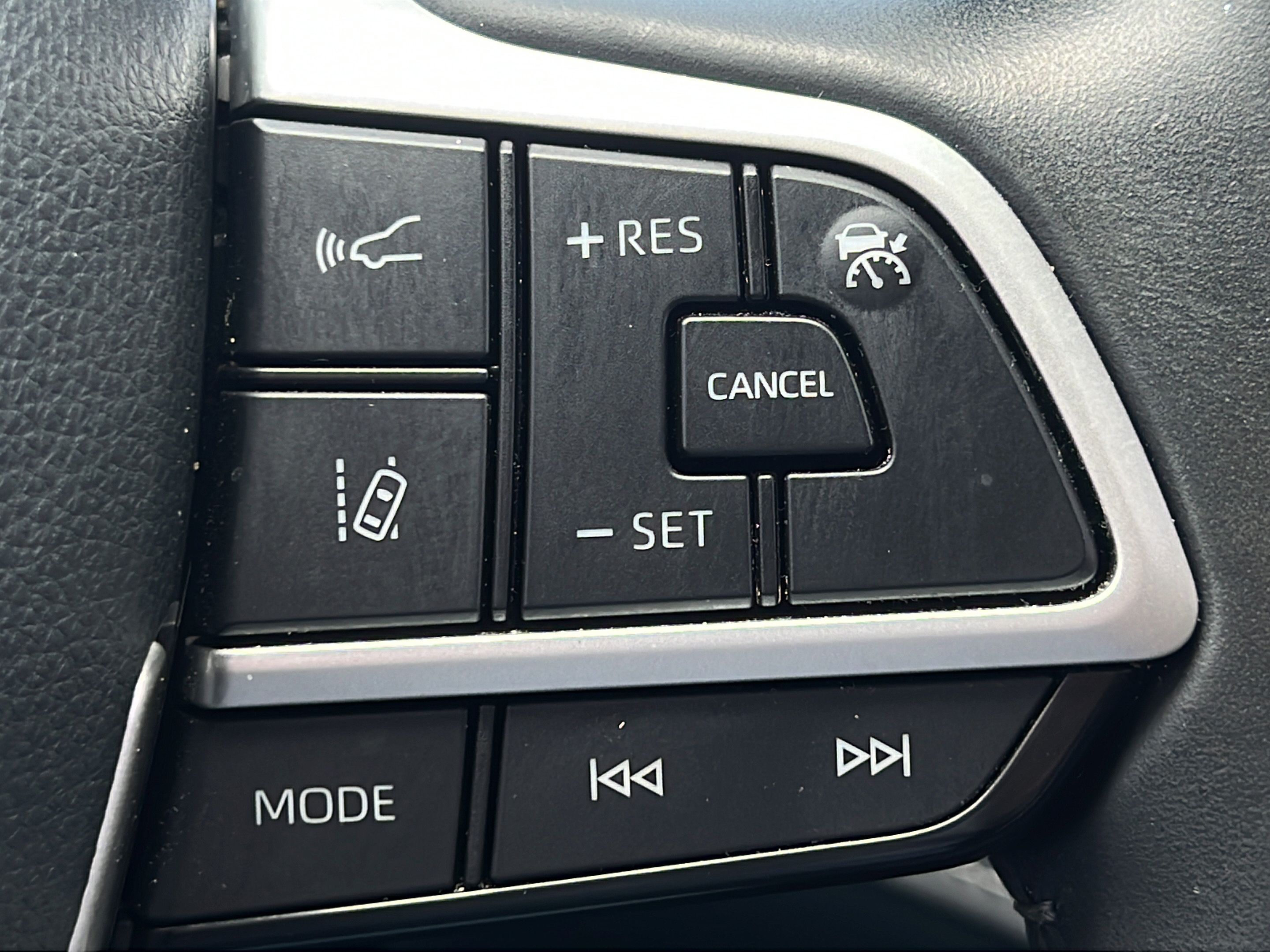 Used 2024 Toyota Highlander XLE FWD image 21