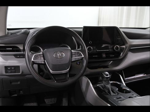 Used 2023 Toyota Highlander XLE image 6