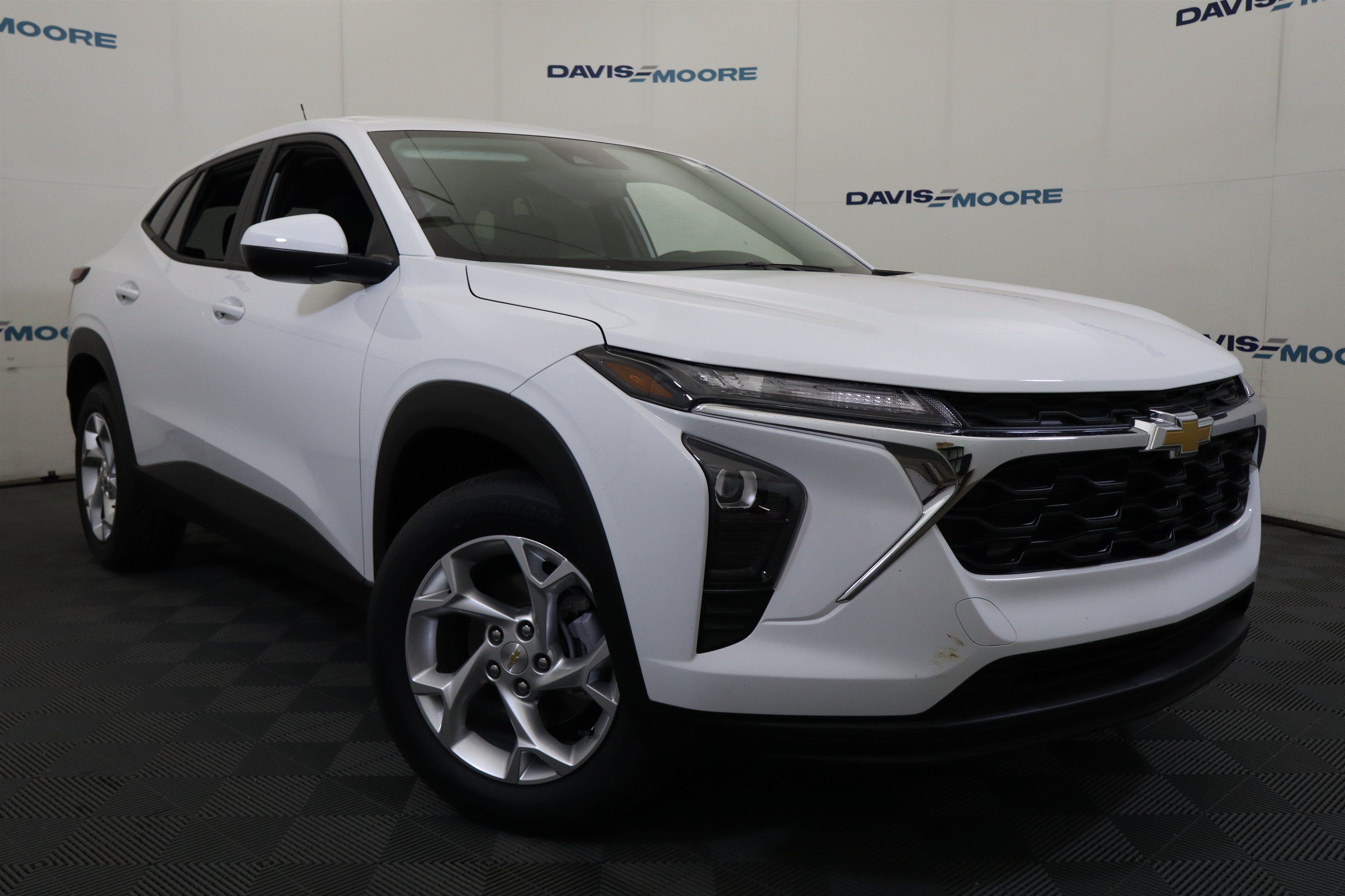 New 2026 Chevrolet Trax LS w/ LS Convenience Package FWD image 2
