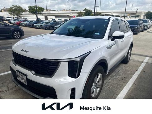 Used 2025 Kia Sorento LX FWD image 1