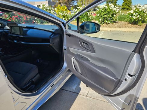 Used 2025 Toyota Prius LE image 28