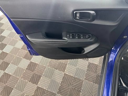Used 2022 Hyundai Venue Limited FWD image 18