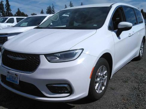 Used 2023 Chrysler Pacifica Touring-L FWD image 1