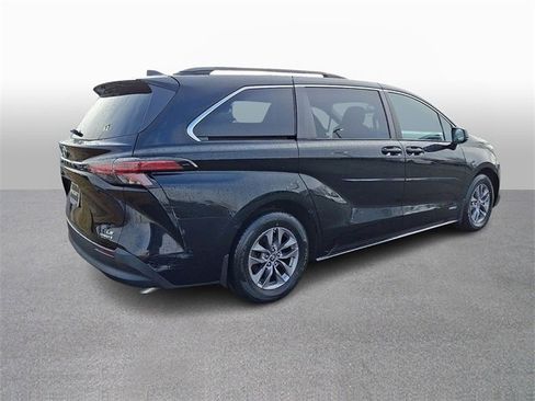 Used 2021 Toyota Sienna LE w/ LE Plus Package image 4