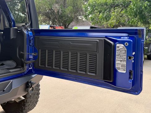 Used 2019 Jeep Wrangler Unlimited Sahara AWD/4WD image 11