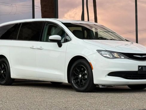 Used 2017 Chrysler Pacifica Touring FWD image 16