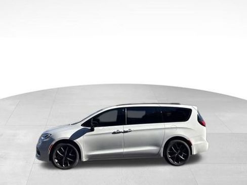 Used 2024 Chrysler Pacifica Limited w/ S Appearance Package image 1