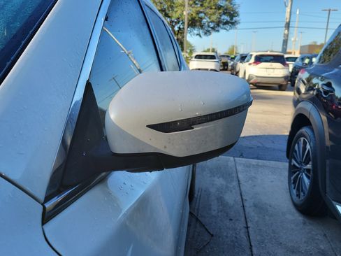 Used 2019 Nissan Rogue SV FWD image 4