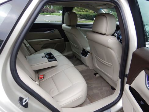 Used 2013 Cadillac XTS image 19