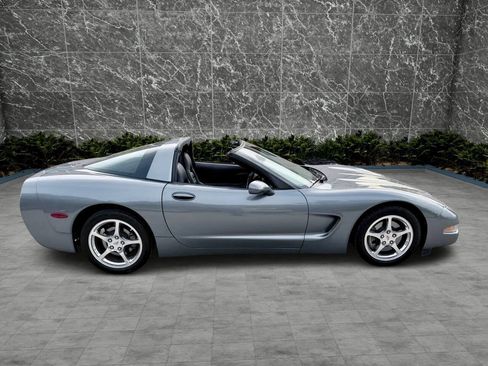 Used 2004 Chevrolet Corvette Coupe w/ Preferred Equipment Group RWD image 11