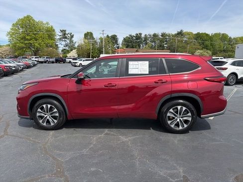 Used 2023 Toyota Highlander XLE image 4
