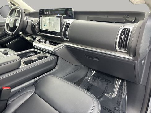 New 2025 Ford Expedition Platinum image 11