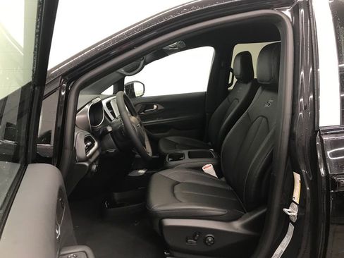 New 2026 Chrysler Pacifica Select image 12