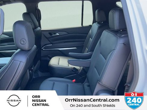 Used 2025 Chevrolet Traverse LT FWD image 14