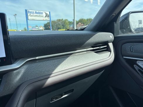 Used 2025 Ford Explorer Platinum w/ Ultimate Package AWD/4WD image 28