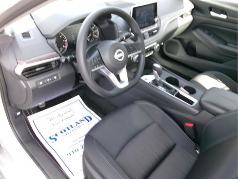 Used 2025 Nissan Altima 2.5 SV FWD image 12