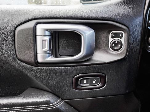 Used 2018 Jeep Wrangler Unlimited Sahara image 19