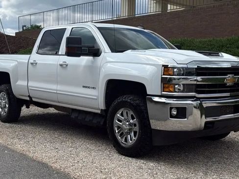 Used 2019 Chevrolet Silverado 2500 LT AWD/4WD image 3