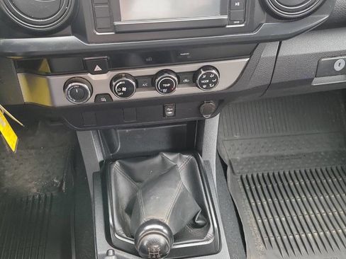 Used 2017 Toyota Tacoma 4x4 Access Cab image 6