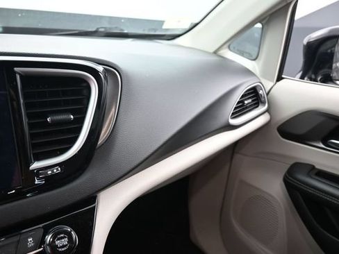 Used 2024 Chrysler Pacifica Touring-L FWD image 20