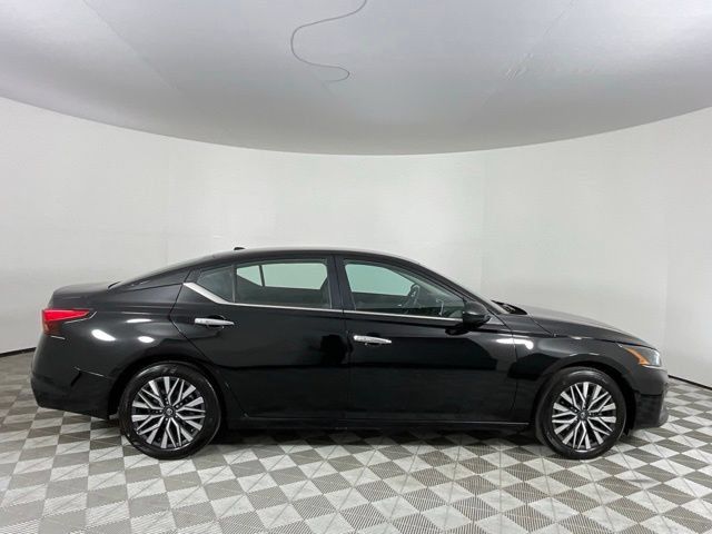 Used 2025 Nissan Altima 2.5 SV FWD image 2
