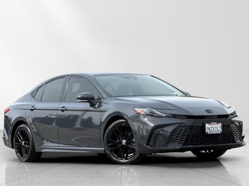 Used 2025 Toyota Camry SE w/ Convenience Package image 1