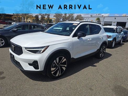 Used 2025 Volvo XC40 B5 Plus AWD/4WD image 1