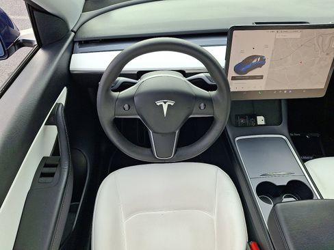 Used 2022 Tesla Model Y Long Range image 11