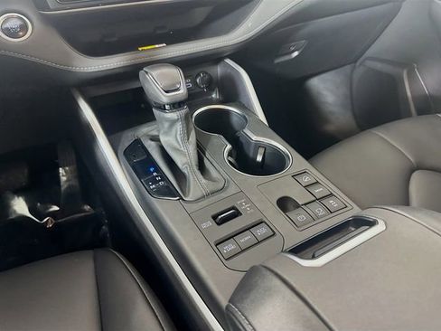 Certified 2024 Toyota Highlander XLE AWD/4WD image 25