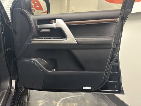 Used 2016 Toyota Land Cruiser image 10