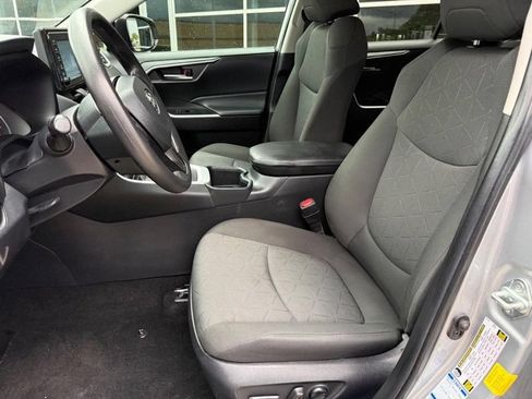 Used 2022 Toyota RAV4 XLE AWD/4WD image 16