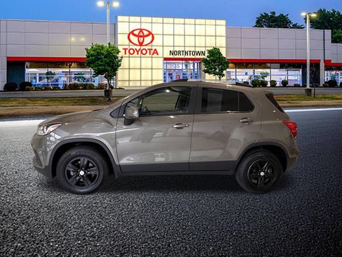 Used 2021 Chevrolet Trax LT AWD/4WD image 2