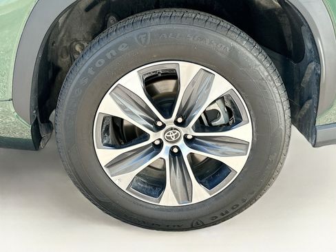 Used 2024 Toyota Highlander XLE image 11