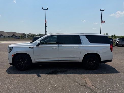 Used 2022 GMC Yukon XL Denali w/ Denali Ultimate Package AWD/4WD image 9