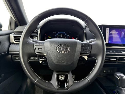 Used 2025 Toyota Camry SE image 12