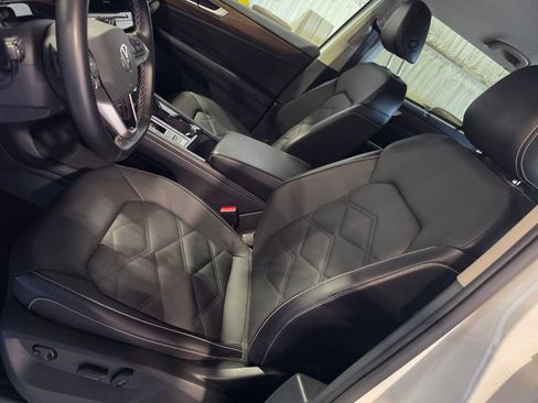 Used 2025 Volkswagen Atlas SE FWD image 6