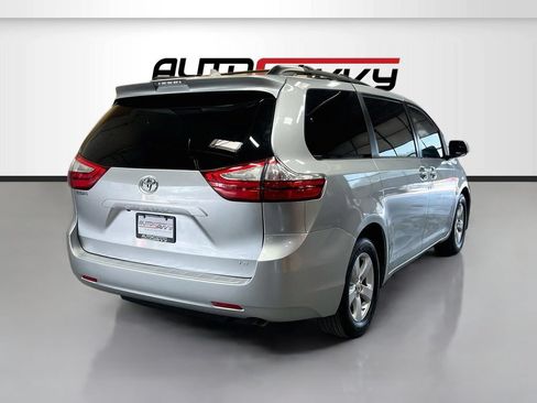 Used 2019 Toyota Sienna LE FWD image 7