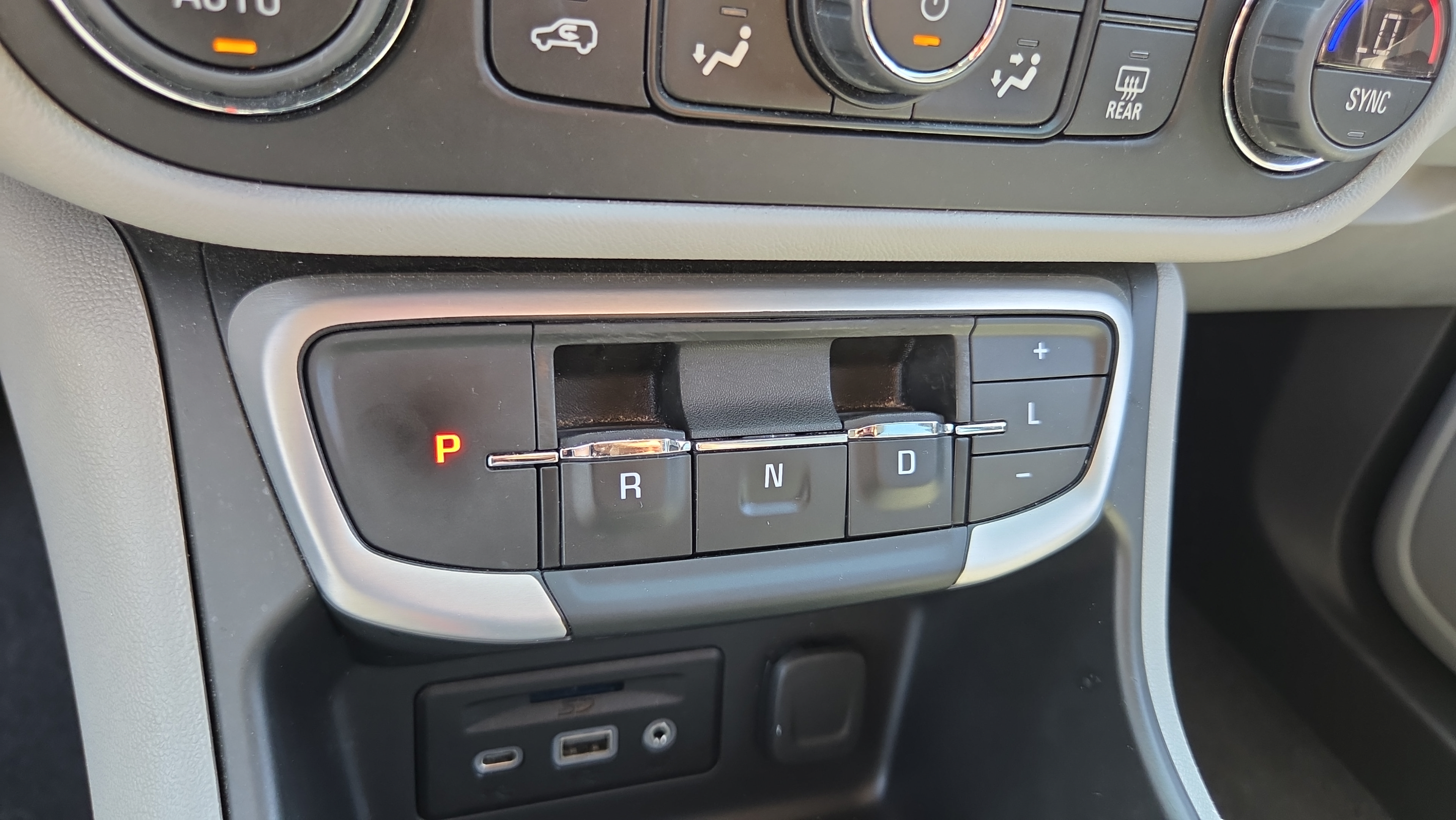 Certified 2024 GMC Terrain SLT FWD image 21