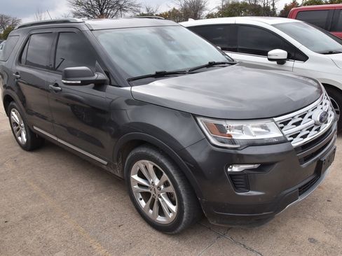 Used 2019 Ford Explorer XLT image 5