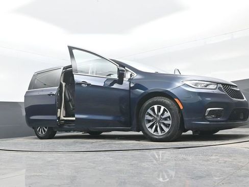 Used 2022 Chrysler Pacifica Touring-L w/ Uconnect Theater Family Group image 27