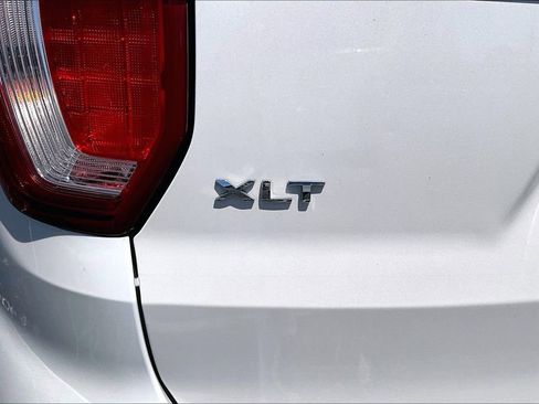 Used 2016 Ford Explorer XLT FWD image 8