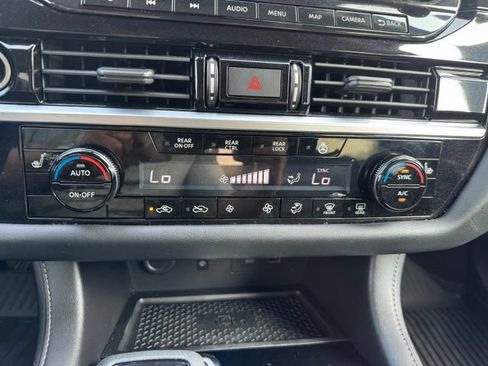 Used 2023 Nissan Pathfinder SL AWD/4WD image 29