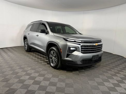 Used 2025 Chevrolet Traverse LT FWD image 5