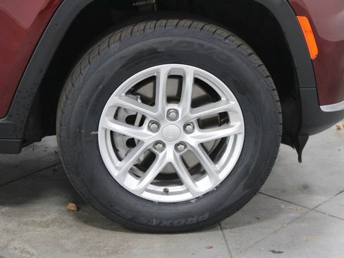 Used 2023 Jeep Grand Cherokee L Laredo image 12