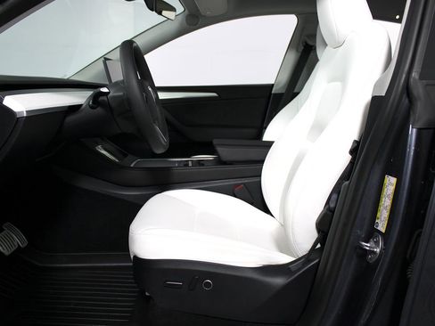 Used 2023 Tesla Model Y Performance image 9