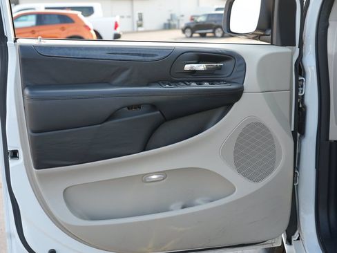 Used 2018 Dodge Grand Caravan SE w/ UConnect Hands-Free Group FWD image 13
