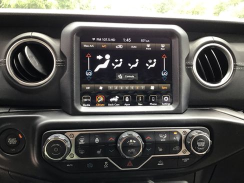 Used 2022 Jeep Wrangler Unlimited Sahara w/ Cold Weather Group AWD/4WD image 18